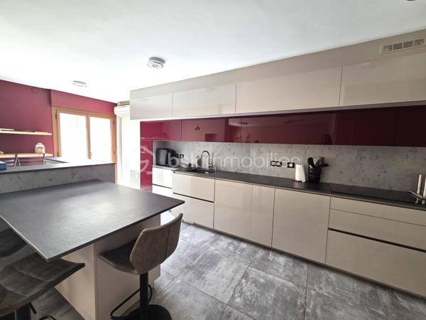 Exclusivité. Bien Exceptionnel, entiérement Refait à Neuf, dans une Petite Résidence de standing avec ascenseur, Secteur calme et recherché en Hyper Centre.
T4 de 115 m² climatisé + Terrasse de 14 m² + Garage de 14 m² en sous-sol, accès par ascenseur.

Bien Rare, Environnement idéal, au calme, Petite Résidence de Standing, avec toutes les commodités à pieds, écoles, collèges, lycées, commerces, transports bus et gare. 

Cet appartement est situé au 1er Etage d'une petite copropriété de 2 étages, sécurisée et bien entretenue de 16 appartements. 
Il est composé d'un hall d'entrée aménagée de 8,50 m², d'une pièce de vie très lumineuse de 51 m² avec cuisine entiérement équipée avec prestations de qualité, ouverte sur le séjour, 2 grandes baies vitrées donnant accès à la terrasse de 14m², exposée Est, vue dégagée. 
Côté nuit, vous disposez de 3 chambres dont une chambre parentale de 15 m² avec dressing intégré, 2 chambres supplémentaires dont une avec placard, d'une salle de bains avec douche et baignoire, d'un meuble vasque, d'un sèche serviettes et d'un toilette indépendant avec lave-mains. 
En plus, un cellier de 10 m² et un Garage de 14 m². Nombreux stationnements libres en face de la Résidence.  

Prestations de qualité. Menuiserie double vitrage ALU, volets Motorisés ALU isolés. Cuisine équipée, électroménager de qualité. Nombreux aménagements sur mesure. Aspiration centralisée. Chauffage collectif et climatisation individuelle. 
Copropriété sécurisée par badge et interphone. Garage à vélos sécurisé. 

Excellente Consommation Energétique classée C. 146kWh/m²/an.
Bien soumis au statut d'une copropriété pour 16 Lots d'habitations. Charges de copropriété de 2736€ charges communes, chauffage collectif au gaz, 1700 € de chauffage et eau chaude/an. Aucuns travaux prévus et aucune procédure en cours sur la copropriété. 
Taxe Foncière 1950€/an.

Prix de vente : 350 000 € (Honoraires Charge Vendeur).
BSK vous accompagne sur votre projet. N'hésitez pas à me contacter. 
Nathalie Cohendet O7 81 11 78 14 - Agent commercial EI immatriculé au RSAC Grenoble 878 480 904.