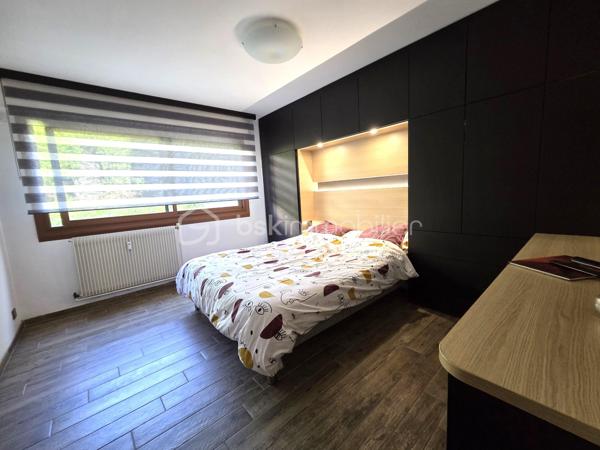 Exclusivité. Bien Exceptionnel, entiérement Refait à Neuf, dans une Petite Résidence de standing avec ascenseur, Secteur calme et recherché en Hyper Centre.
T4 de 115 m² climatisé + Terrasse de 14 m² + Garage de 14 m² en sous-sol, accès par ascenseur.

Bien Rare, Environnement idéal, au calme, Petite Résidence de Standing, avec toutes les commodités à pieds, écoles, collèges, lycées, commerces, transports bus et gare. 

Cet appartement est situé au 1er Etage d'une petite copropriété de 2 étages, sécurisée et bien entretenue de 16 appartements. 
Il est composé d'un hall d'entrée aménagée de 8,50 m², d'une pièce de vie très lumineuse de 51 m² avec cuisine entiérement équipée avec prestations de qualité, ouverte sur le séjour, 2 grandes baies vitrées donnant accès à la terrasse de 14m², exposée Est, vue dégagée. 
Côté nuit, vous disposez de 3 chambres dont une chambre parentale de 15 m² avec dressing intégré, 2 chambres supplémentaires dont une avec placard, d'une salle de bains avec douche et baignoire, d'un meuble vasque, d'un sèche serviettes et d'un toilette indépendant avec lave-mains. 
En plus, un cellier de 10 m² et un Garage de 14 m². Nombreux stationnements libres en face de la Résidence.  

Prestations de qualité. Menuiserie double vitrage ALU, volets Motorisés ALU isolés. Cuisine équipée, électroménager de qualité. Nombreux aménagements sur mesure. Aspiration centralisée. Chauffage collectif et climatisation individuelle. 
Copropriété sécurisée par badge et interphone. Garage à vélos sécurisé. 

Excellente Consommation Energétique classée C. 146kWh/m²/an.
Bien soumis au statut d'une copropriété pour 16 Lots d'habitations. Charges de copropriété de 2736€ charges communes, chauffage collectif au gaz, 1700 € de chauffage et eau chaude/an. Aucuns travaux prévus et aucune procédure en cours sur la copropriété. 
Taxe Foncière 1950€/an.

Prix de vente : 350 000 € (Honoraires Charge Vendeur).
BSK vous accompagne sur votre projet. N'hésitez pas à me contacter. 
Nathalie Cohendet O7 81 11 78 14 - Agent commercial EI immatriculé au RSAC Grenoble 878 480 904.