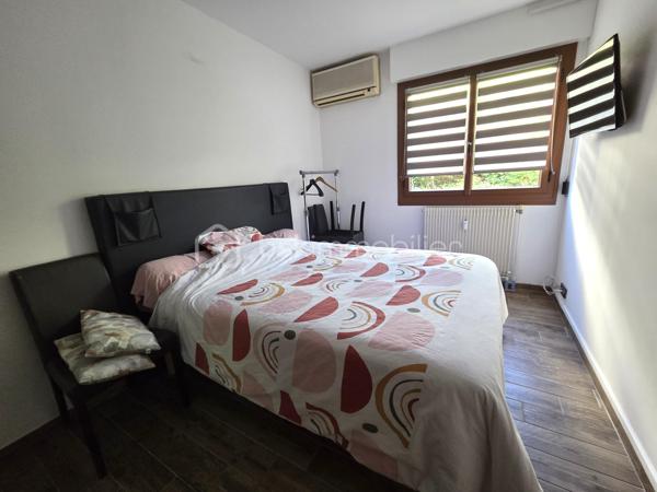 Exclusivité. Bien Exceptionnel, entiérement Refait à Neuf, dans une Petite Résidence de standing avec ascenseur, Secteur calme et recherché en Hyper Centre.
T4 de 115 m² climatisé + Terrasse de 14 m² + Garage de 14 m² en sous-sol, accès par ascenseur.

Bien Rare, Environnement idéal, au calme, Petite Résidence de Standing, avec toutes les commodités à pieds, écoles, collèges, lycées, commerces, transports bus et gare. 

Cet appartement est situé au 1er Etage d'une petite copropriété de 2 étages, sécurisée et bien entretenue de 16 appartements. 
Il est composé d'un hall d'entrée aménagée de 8,50 m², d'une pièce de vie très lumineuse de 51 m² avec cuisine entiérement équipée avec prestations de qualité, ouverte sur le séjour, 2 grandes baies vitrées donnant accès à la terrasse de 14m², exposée Est, vue dégagée. 
Côté nuit, vous disposez de 3 chambres dont une chambre parentale de 15 m² avec dressing intégré, 2 chambres supplémentaires dont une avec placard, d'une salle de bains avec douche et baignoire, d'un meuble vasque, d'un sèche serviettes et d'un toilette indépendant avec lave-mains. 
En plus, un cellier de 10 m² et un Garage de 14 m². Nombreux stationnements libres en face de la Résidence.  

Prestations de qualité. Menuiserie double vitrage ALU, volets Motorisés ALU isolés. Cuisine équipée, électroménager de qualité. Nombreux aménagements sur mesure. Aspiration centralisée. Chauffage collectif et climatisation individuelle. 
Copropriété sécurisée par badge et interphone. Garage à vélos sécurisé. 

Excellente Consommation Energétique classée C. 146kWh/m²/an.
Bien soumis au statut d'une copropriété pour 16 Lots d'habitations. Charges de copropriété de 2736€ charges communes, chauffage collectif au gaz, 1700 € de chauffage et eau chaude/an. Aucuns travaux prévus et aucune procédure en cours sur la copropriété. 
Taxe Foncière 1950€/an.

Prix de vente : 350 000 € (Honoraires Charge Vendeur).
BSK vous accompagne sur votre projet. N'hésitez pas à me contacter. 
Nathalie Cohendet O7 81 11 78 14 - Agent commercial EI immatriculé au RSAC Grenoble 878 480 904.