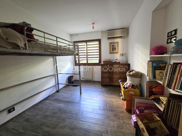 Exclusivité. Bien Exceptionnel, entiérement Refait à Neuf, dans une Petite Résidence de standing avec ascenseur, Secteur calme et recherché en Hyper Centre.
T4 de 115 m² climatisé + Terrasse de 14 m² + Garage de 14 m² en sous-sol, accès par ascenseur.

Bien Rare, Environnement idéal, au calme, Petite Résidence de Standing, avec toutes les commodités à pieds, écoles, collèges, lycées, commerces, transports bus et gare. 

Cet appartement est situé au 1er Etage d'une petite copropriété de 2 étages, sécurisée et bien entretenue de 16 appartements. 
Il est composé d'un hall d'entrée aménagée de 8,50 m², d'une pièce de vie très lumineuse de 51 m² avec cuisine entiérement équipée avec prestations de qualité, ouverte sur le séjour, 2 grandes baies vitrées donnant accès à la terrasse de 14m², exposée Est, vue dégagée. 
Côté nuit, vous disposez de 3 chambres dont une chambre parentale de 15 m² avec dressing intégré, 2 chambres supplémentaires dont une avec placard, d'une salle de bains avec douche et baignoire, d'un meuble vasque, d'un sèche serviettes et d'un toilette indépendant avec lave-mains. 
En plus, un cellier de 10 m² et un Garage de 14 m². Nombreux stationnements libres en face de la Résidence.  

Prestations de qualité. Menuiserie double vitrage ALU, volets Motorisés ALU isolés. Cuisine équipée, électroménager de qualité. Nombreux aménagements sur mesure. Aspiration centralisée. Chauffage collectif et climatisation individuelle. 
Copropriété sécurisée par badge et interphone. Garage à vélos sécurisé. 

Excellente Consommation Energétique classée C. 146kWh/m²/an.
Bien soumis au statut d'une copropriété pour 16 Lots d'habitations. Charges de copropriété de 2736€ charges communes, chauffage collectif au gaz, 1700 € de chauffage et eau chaude/an. Aucuns travaux prévus et aucune procédure en cours sur la copropriété. 
Taxe Foncière 1950€/an.

Prix de vente : 350 000 € (Honoraires Charge Vendeur).
BSK vous accompagne sur votre projet. N'hésitez pas à me contacter. 
Nathalie Cohendet O7 81 11 78 14 - Agent commercial EI immatriculé au RSAC Grenoble 878 480 904.