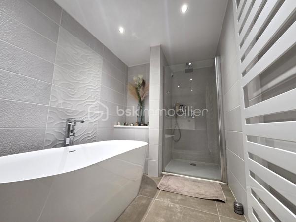 Exclusivité. Bien Exceptionnel, entiérement Refait à Neuf, dans une Petite Résidence de standing avec ascenseur, Secteur calme et recherché en Hyper Centre.
T4 de 115 m² climatisé + Terrasse de 14 m² + Garage de 14 m² en sous-sol, accès par ascenseur.

Bien Rare, Environnement idéal, au calme, Petite Résidence de Standing, avec toutes les commodités à pieds, écoles, collèges, lycées, commerces, transports bus et gare. 

Cet appartement est situé au 1er Etage d'une petite copropriété de 2 étages, sécurisée et bien entretenue de 16 appartements. 
Il est composé d'un hall d'entrée aménagée de 8,50 m², d'une pièce de vie très lumineuse de 51 m² avec cuisine entiérement équipée avec prestations de qualité, ouverte sur le séjour, 2 grandes baies vitrées donnant accès à la terrasse de 14m², exposée Est, vue dégagée. 
Côté nuit, vous disposez de 3 chambres dont une chambre parentale de 15 m² avec dressing intégré, 2 chambres supplémentaires dont une avec placard, d'une salle de bains avec douche et baignoire, d'un meuble vasque, d'un sèche serviettes et d'un toilette indépendant avec lave-mains. 
En plus, un cellier de 10 m² et un Garage de 14 m². Nombreux stationnements libres en face de la Résidence.  

Prestations de qualité. Menuiserie double vitrage ALU, volets Motorisés ALU isolés. Cuisine équipée, électroménager de qualité. Nombreux aménagements sur mesure. Aspiration centralisée. Chauffage collectif et climatisation individuelle. 
Copropriété sécurisée par badge et interphone. Garage à vélos sécurisé. 

Excellente Consommation Energétique classée C. 146kWh/m²/an.
Bien soumis au statut d'une copropriété pour 16 Lots d'habitations. Charges de copropriété de 2736€ charges communes, chauffage collectif au gaz, 1700 € de chauffage et eau chaude/an. Aucuns travaux prévus et aucune procédure en cours sur la copropriété. 
Taxe Foncière 1950€/an.

Prix de vente : 350 000 € (Honoraires Charge Vendeur).
BSK vous accompagne sur votre projet. N'hésitez pas à me contacter. 
Nathalie Cohendet O7 81 11 78 14 - Agent commercial EI immatriculé au RSAC Grenoble 878 480 904.