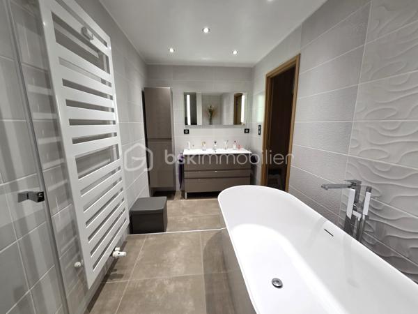 Exclusivité. Bien Exceptionnel, entiérement Refait à Neuf, dans une Petite Résidence de standing avec ascenseur, Secteur calme et recherché en Hyper Centre.
T4 de 115 m² climatisé + Terrasse de 14 m² + Garage de 14 m² en sous-sol, accès par ascenseur.

Bien Rare, Environnement idéal, au calme, Petite Résidence de Standing, avec toutes les commodités à pieds, écoles, collèges, lycées, commerces, transports bus et gare. 

Cet appartement est situé au 1er Etage d'une petite copropriété de 2 étages, sécurisée et bien entretenue de 16 appartements. 
Il est composé d'un hall d'entrée aménagée de 8,50 m², d'une pièce de vie très lumineuse de 51 m² avec cuisine entiérement équipée avec prestations de qualité, ouverte sur le séjour, 2 grandes baies vitrées donnant accès à la terrasse de 14m², exposée Est, vue dégagée. 
Côté nuit, vous disposez de 3 chambres dont une chambre parentale de 15 m² avec dressing intégré, 2 chambres supplémentaires dont une avec placard, d'une salle de bains avec douche et baignoire, d'un meuble vasque, d'un sèche serviettes et d'un toilette indépendant avec lave-mains. 
En plus, un cellier de 10 m² et un Garage de 14 m². Nombreux stationnements libres en face de la Résidence.  

Prestations de qualité. Menuiserie double vitrage ALU, volets Motorisés ALU isolés. Cuisine équipée, électroménager de qualité. Nombreux aménagements sur mesure. Aspiration centralisée. Chauffage collectif et climatisation individuelle. 
Copropriété sécurisée par badge et interphone. Garage à vélos sécurisé. 

Excellente Consommation Energétique classée C. 146kWh/m²/an.
Bien soumis au statut d'une copropriété pour 16 Lots d'habitations. Charges de copropriété de 2736€ charges communes, chauffage collectif au gaz, 1700 € de chauffage et eau chaude/an. Aucuns travaux prévus et aucune procédure en cours sur la copropriété. 
Taxe Foncière 1950€/an.

Prix de vente : 350 000 € (Honoraires Charge Vendeur).
BSK vous accompagne sur votre projet. N'hésitez pas à me contacter. 
Nathalie Cohendet O7 81 11 78 14 - Agent commercial EI immatriculé au RSAC Grenoble 878 480 904.