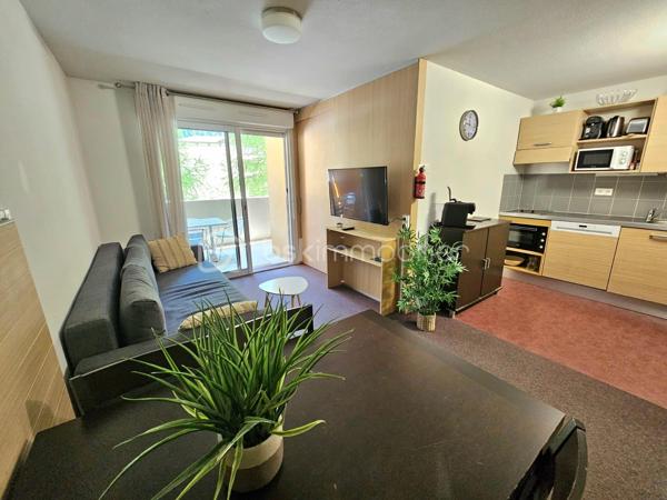 **EN EXCLUSIVITÉ – VALÉRIE LARRIER**

Au cœur de La Foux d’Allos, découvrez cet agréable appartement situé au sein d’une résidence recherchée avec PISCINE COUVERTE, HAMMAM, ASCENSEUR, VENDU AVEC PLACE DE PARKING PRIVATIVE EXTERIEURE.

Pensé pour accueillir confortablement jusqu’à 6 PERSONNES

Un intérieur fonctionnel et confortable

Coin montagne deux lits superposés
Chambre indépendante avec lit double
Séjour avec canapé convertible
Kitchenette équipée
Salle de bains spacieuse et aménagée pour les personnes à mobilité réduite
Terrasse agréable bénéficiant d’une vue dégagée

Un véritable atout pour la location saisonnière

Grâce à son emplacement, à ses équipements et notamment à la présence d’une piscine couverte, la résidence bénéficie d’une forte attractivité auprès des vacanciers.

Un appartement particulièrement adapté à un **investissement locatif en montagne**, tout en pouvant également convenir à une résidence secondaire pour profiter pleinement de La Foux d’Allos été comme hiver.

Les atouts de la résidence

⛷️ DEPART ET ARRIVE SKIS AUX PIEDS 
🏊 Piscine couverte
🧖 Hammam
♿ Accessibilité PMR
🛗 Ascenseur
🚗 Place de stationnement extérieure incluse
🌄 Terrasse 
📍 Commerces et activités à proximité
🌿 Cadre agréable et paisible



Charges prévisionnelles annuelles : 4 300 €, COMPRENANT notamment L'EAU ET L'ÉLECTRICITÉ