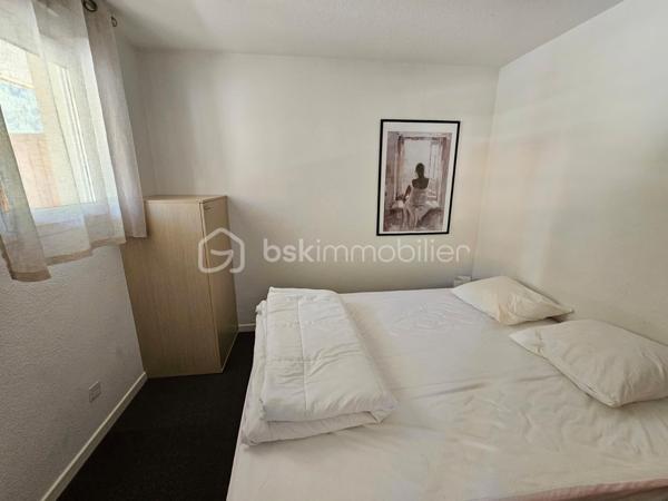**EN EXCLUSIVITÉ – VALÉRIE LARRIER**

Au cœur de La Foux d’Allos, découvrez cet agréable appartement situé au sein d’une résidence recherchée avec PISCINE COUVERTE, HAMMAM, ASCENSEUR, VENDU AVEC PLACE DE PARKING PRIVATIVE EXTERIEURE.

Pensé pour accueillir confortablement jusqu’à 6 PERSONNES

Un intérieur fonctionnel et confortable

Coin montagne deux lits superposés
Chambre indépendante avec lit double
Séjour avec canapé convertible
Kitchenette équipée
Salle de bains spacieuse et aménagée pour les personnes à mobilité réduite
Terrasse agréable bénéficiant d’une vue dégagée

Un véritable atout pour la location saisonnière

Grâce à son emplacement, à ses équipements et notamment à la présence d’une piscine couverte, la résidence bénéficie d’une forte attractivité auprès des vacanciers.

Un appartement particulièrement adapté à un **investissement locatif en montagne**, tout en pouvant également convenir à une résidence secondaire pour profiter pleinement de La Foux d’Allos été comme hiver.

Les atouts de la résidence

⛷️ DEPART ET ARRIVE SKIS AUX PIEDS 
🏊 Piscine couverte
🧖 Hammam
♿ Accessibilité PMR
🛗 Ascenseur
🚗 Place de stationnement extérieure incluse
🌄 Terrasse 
📍 Commerces et activités à proximité
🌿 Cadre agréable et paisible



Charges prévisionnelles annuelles : 4 300 €, COMPRENANT notamment L'EAU ET L'ÉLECTRICITÉ