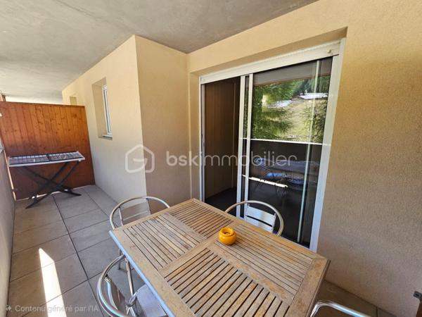 **EN EXCLUSIVITÉ – VALÉRIE LARRIER**

Au cœur de La Foux d’Allos, découvrez cet agréable appartement situé au sein d’une résidence recherchée avec PISCINE COUVERTE, HAMMAM, ASCENSEUR, VENDU AVEC PLACE DE PARKING PRIVATIVE EXTERIEURE.

Pensé pour accueillir confortablement jusqu’à 6 PERSONNES

Un intérieur fonctionnel et confortable

Coin montagne deux lits superposés
Chambre indépendante avec lit double
Séjour avec canapé convertible
Kitchenette équipée
Salle de bains spacieuse et aménagée pour les personnes à mobilité réduite
Terrasse agréable bénéficiant d’une vue dégagée

Un véritable atout pour la location saisonnière

Grâce à son emplacement, à ses équipements et notamment à la présence d’une piscine couverte, la résidence bénéficie d’une forte attractivité auprès des vacanciers.

Un appartement particulièrement adapté à un **investissement locatif en montagne**, tout en pouvant également convenir à une résidence secondaire pour profiter pleinement de La Foux d’Allos été comme hiver.

Les atouts de la résidence

⛷️ DEPART ET ARRIVE SKIS AUX PIEDS 
🏊 Piscine couverte
🧖 Hammam
♿ Accessibilité PMR
🛗 Ascenseur
🚗 Place de stationnement extérieure incluse
🌄 Terrasse 
📍 Commerces et activités à proximité
🌿 Cadre agréable et paisible



Charges prévisionnelles annuelles : 4 300 €, COMPRENANT notamment L'EAU ET L'ÉLECTRICITÉ