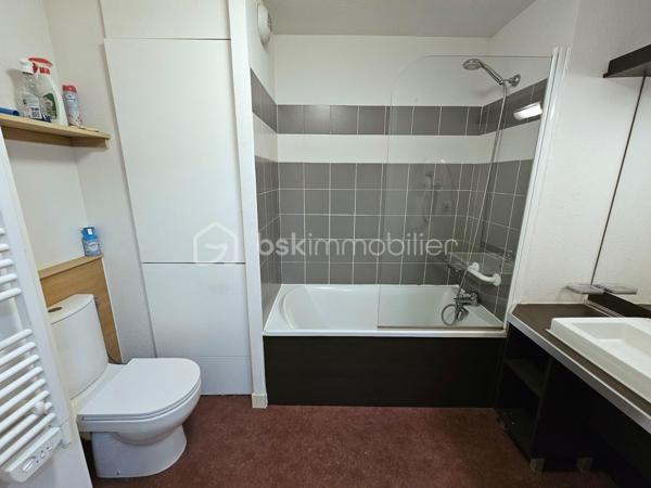 **EN EXCLUSIVITÉ – VALÉRIE LARRIER**

Au cœur de La Foux d’Allos, découvrez cet agréable appartement situé au sein d’une résidence recherchée avec PISCINE COUVERTE, HAMMAM, ASCENSEUR, VENDU AVEC PLACE DE PARKING PRIVATIVE EXTERIEURE.

Pensé pour accueillir confortablement jusqu’à 6 PERSONNES

Un intérieur fonctionnel et confortable

Coin montagne deux lits superposés
Chambre indépendante avec lit double
Séjour avec canapé convertible
Kitchenette équipée
Salle de bains spacieuse et aménagée pour les personnes à mobilité réduite
Terrasse agréable bénéficiant d’une vue dégagée

Un véritable atout pour la location saisonnière

Grâce à son emplacement, à ses équipements et notamment à la présence d’une piscine couverte, la résidence bénéficie d’une forte attractivité auprès des vacanciers.

Un appartement particulièrement adapté à un **investissement locatif en montagne**, tout en pouvant également convenir à une résidence secondaire pour profiter pleinement de La Foux d’Allos été comme hiver.

Les atouts de la résidence

⛷️ DEPART ET ARRIVE SKIS AUX PIEDS 
🏊 Piscine couverte
🧖 Hammam
♿ Accessibilité PMR
🛗 Ascenseur
🚗 Place de stationnement extérieure incluse
🌄 Terrasse 
📍 Commerces et activités à proximité
🌿 Cadre agréable et paisible



Charges prévisionnelles annuelles : 4 300 €, COMPRENANT notamment L'EAU ET L'ÉLECTRICITÉ