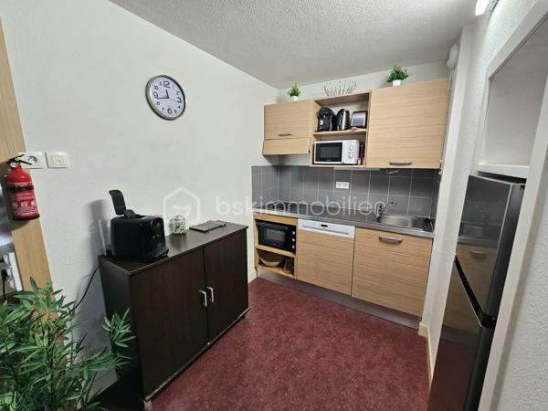 **EN EXCLUSIVITÉ – VALÉRIE LARRIER**

Au cœur de La Foux d’Allos, découvrez cet agréable appartement situé au sein d’une résidence recherchée avec PISCINE COUVERTE, HAMMAM, ASCENSEUR, VENDU AVEC PLACE DE PARKING PRIVATIVE EXTERIEURE.

Pensé pour accueillir confortablement jusqu’à 6 PERSONNES

Un intérieur fonctionnel et confortable

Coin montagne deux lits superposés
Chambre indépendante avec lit double
Séjour avec canapé convertible
Kitchenette équipée
Salle de bains spacieuse et aménagée pour les personnes à mobilité réduite
Terrasse agréable bénéficiant d’une vue dégagée

Un véritable atout pour la location saisonnière

Grâce à son emplacement, à ses équipements et notamment à la présence d’une piscine couverte, la résidence bénéficie d’une forte attractivité auprès des vacanciers.

Un appartement particulièrement adapté à un **investissement locatif en montagne**, tout en pouvant également convenir à une résidence secondaire pour profiter pleinement de La Foux d’Allos été comme hiver.

Les atouts de la résidence

⛷️ DEPART ET ARRIVE SKIS AUX PIEDS 
🏊 Piscine couverte
🧖 Hammam
♿ Accessibilité PMR
🛗 Ascenseur
🚗 Place de stationnement extérieure incluse
🌄 Terrasse 
📍 Commerces et activités à proximité
🌿 Cadre agréable et paisible



Charges prévisionnelles annuelles : 4 300 €, COMPRENANT notamment L'EAU ET L'ÉLECTRICITÉ