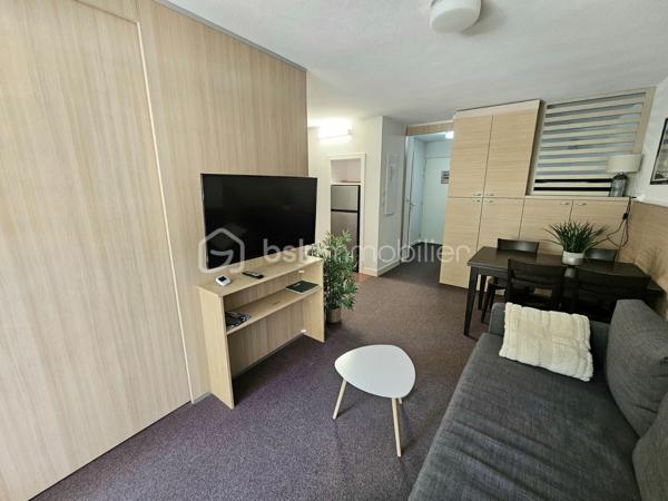 **EN EXCLUSIVITÉ – VALÉRIE LARRIER**

Au cœur de La Foux d’Allos, découvrez cet agréable appartement situé au sein d’une résidence recherchée avec PISCINE COUVERTE, HAMMAM, ASCENSEUR, VENDU AVEC PLACE DE PARKING PRIVATIVE EXTERIEURE.

Pensé pour accueillir confortablement jusqu’à 6 PERSONNES

Un intérieur fonctionnel et confortable

Coin montagne deux lits superposés
Chambre indépendante avec lit double
Séjour avec canapé convertible
Kitchenette équipée
Salle de bains spacieuse et aménagée pour les personnes à mobilité réduite
Terrasse agréable bénéficiant d’une vue dégagée

Un véritable atout pour la location saisonnière

Grâce à son emplacement, à ses équipements et notamment à la présence d’une piscine couverte, la résidence bénéficie d’une forte attractivité auprès des vacanciers.

Un appartement particulièrement adapté à un **investissement locatif en montagne**, tout en pouvant également convenir à une résidence secondaire pour profiter pleinement de La Foux d’Allos été comme hiver.

Les atouts de la résidence

⛷️ DEPART ET ARRIVE SKIS AUX PIEDS 
🏊 Piscine couverte
🧖 Hammam
♿ Accessibilité PMR
🛗 Ascenseur
🚗 Place de stationnement extérieure incluse
🌄 Terrasse 
📍 Commerces et activités à proximité
🌿 Cadre agréable et paisible



Charges prévisionnelles annuelles : 4 300 €, COMPRENANT notamment L'EAU ET L'ÉLECTRICITÉ