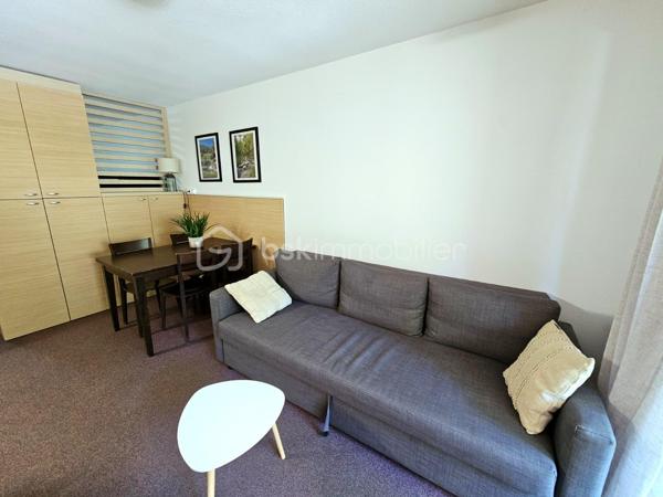 **EN EXCLUSIVITÉ – VALÉRIE LARRIER**

Au cœur de La Foux d’Allos, découvrez cet agréable appartement situé au sein d’une résidence recherchée avec PISCINE COUVERTE, HAMMAM, ASCENSEUR, VENDU AVEC PLACE DE PARKING PRIVATIVE EXTERIEURE.

Pensé pour accueillir confortablement jusqu’à 6 PERSONNES

Un intérieur fonctionnel et confortable

Coin montagne deux lits superposés
Chambre indépendante avec lit double
Séjour avec canapé convertible
Kitchenette équipée
Salle de bains spacieuse et aménagée pour les personnes à mobilité réduite
Terrasse agréable bénéficiant d’une vue dégagée

Un véritable atout pour la location saisonnière

Grâce à son emplacement, à ses équipements et notamment à la présence d’une piscine couverte, la résidence bénéficie d’une forte attractivité auprès des vacanciers.

Un appartement particulièrement adapté à un **investissement locatif en montagne**, tout en pouvant également convenir à une résidence secondaire pour profiter pleinement de La Foux d’Allos été comme hiver.

Les atouts de la résidence

⛷️ DEPART ET ARRIVE SKIS AUX PIEDS 
🏊 Piscine couverte
🧖 Hammam
♿ Accessibilité PMR
🛗 Ascenseur
🚗 Place de stationnement extérieure incluse
🌄 Terrasse 
📍 Commerces et activités à proximité
🌿 Cadre agréable et paisible



Charges prévisionnelles annuelles : 4 300 €, COMPRENANT notamment L'EAU ET L'ÉLECTRICITÉ