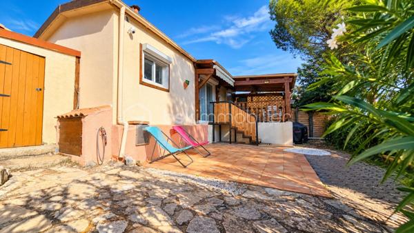 Au Camp du Castellet, dans une résidence sécurisée, Eden Park, découvrez cette habitation soigneusement réaménagée et particulièrement bien entretenue, offrant un cadre de vie agréable, calme et verdoyant.

L’intérieur propose une pièce de vie lumineuse, prolongée par une cuisine fonctionnelle et équipée, avec un accès direct vers les extérieurs.

La partie nuit se compose de deux chambrettes, dont l’une peut également être utilisée comme bureau ou chambre d’appoint selon les besoins.

Une salle d’eau rénovée avec douche et sèche-serviettes, ainsi qu’un WC indépendant, complètent l’ensemble.

À l’extérieur, la terrasse couverte d’environ 11 m², orientée sud-ouest, constitue un véritable prolongement de la pièce de vie. Elle offre un espace particulièrement agréable pour les repas et les moments de détente, tout en profitant pleinement de l’environnement extérieur.

La parcelle est plate, aménagée et facile d’entretien, avec différents espaces permettant de profiter agréablement des beaux jours.

Le bien dispose également de plusieurs solutions de rangement : un abri de jardin, un cabanon actuellement aménagé en buanderie, ainsi qu’un espace supplémentaire sous la terrasse.

Autre véritable atout : quatre possibilités de stationnement privatif, avec trois emplacements à l’extérieur et un emplacement supplémentaire à l’intérieur de la propriété.

L’habitation a bénéficié de nombreux travaux et améliorations, notamment climatisation réversible, double vitrage, volets roulants, parquet avec isolation thermique, salle d’eau et WC rénovés, chauffe-eau, ainsi qu’un escalier extérieur en bois sécurisé par une rambarde.

Côté performances énergétiques, le bien bénéficie d’un DPE classé C et d’émissions de gaz à effet de serre classées A.

La résidence Eden Park offre un environnement convivial et agréable, avec en saison estivale une piscine collective surveillée, un espace de restauration, ainsi qu’un terrain de pétanque et une aire de jeux sécurisée pour les enfants. Un arrêt de bus scolaire est situé à proximité immédiate.

L’emplacement permet enfin de profiter du cadre naturel du Castellet tout en restant proche du circuit Paul Ricard et du littoral : Saint-Cyr-sur-Mer, Bandol, Sanary-sur-Mer, La Ciotat ou encore Cassis.

Un bien fonctionnel, soigneusement entretenu, offrant de beaux espaces extérieurs, de nombreux rangements et quatre stationnements privatifs.