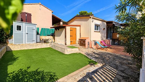 Au Camp du Castellet, dans une résidence sécurisée, Eden Park, découvrez cette habitation soigneusement réaménagée et particulièrement bien entretenue, offrant un cadre de vie agréable, calme et verdoyant.

L’intérieur propose une pièce de vie lumineuse, prolongée par une cuisine fonctionnelle et équipée, avec un accès direct vers les extérieurs.

La partie nuit se compose de deux chambrettes, dont l’une peut également être utilisée comme bureau ou chambre d’appoint selon les besoins.

Une salle d’eau rénovée avec douche et sèche-serviettes, ainsi qu’un WC indépendant, complètent l’ensemble.

À l’extérieur, la terrasse couverte d’environ 11 m², orientée sud-ouest, constitue un véritable prolongement de la pièce de vie. Elle offre un espace particulièrement agréable pour les repas et les moments de détente, tout en profitant pleinement de l’environnement extérieur.

La parcelle est plate, aménagée et facile d’entretien, avec différents espaces permettant de profiter agréablement des beaux jours.

Le bien dispose également de plusieurs solutions de rangement : un abri de jardin, un cabanon actuellement aménagé en buanderie, ainsi qu’un espace supplémentaire sous la terrasse.

Autre véritable atout : quatre possibilités de stationnement privatif, avec trois emplacements à l’extérieur et un emplacement supplémentaire à l’intérieur de la propriété.

L’habitation a bénéficié de nombreux travaux et améliorations, notamment climatisation réversible, double vitrage, volets roulants, parquet avec isolation thermique, salle d’eau et WC rénovés, chauffe-eau, ainsi qu’un escalier extérieur en bois sécurisé par une rambarde.

Côté performances énergétiques, le bien bénéficie d’un DPE classé C et d’émissions de gaz à effet de serre classées A.

La résidence Eden Park offre un environnement convivial et agréable, avec en saison estivale une piscine collective surveillée, un espace de restauration, ainsi qu’un terrain de pétanque et une aire de jeux sécurisée pour les enfants. Un arrêt de bus scolaire est situé à proximité immédiate.

L’emplacement permet enfin de profiter du cadre naturel du Castellet tout en restant proche du circuit Paul Ricard et du littoral : Saint-Cyr-sur-Mer, Bandol, Sanary-sur-Mer, La Ciotat ou encore Cassis.

Un bien fonctionnel, soigneusement entretenu, offrant de beaux espaces extérieurs, de nombreux rangements et quatre stationnements privatifs.