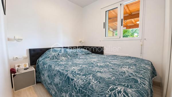 Au Camp du Castellet, dans une résidence sécurisée, Eden Park, découvrez cette habitation soigneusement réaménagée et particulièrement bien entretenue, offrant un cadre de vie agréable, calme et verdoyant.

L’intérieur propose une pièce de vie lumineuse, prolongée par une cuisine fonctionnelle et équipée, avec un accès direct vers les extérieurs.

La partie nuit se compose de deux chambrettes, dont l’une peut également être utilisée comme bureau ou chambre d’appoint selon les besoins.

Une salle d’eau rénovée avec douche et sèche-serviettes, ainsi qu’un WC indépendant, complètent l’ensemble.

À l’extérieur, la terrasse couverte d’environ 11 m², orientée sud-ouest, constitue un véritable prolongement de la pièce de vie. Elle offre un espace particulièrement agréable pour les repas et les moments de détente, tout en profitant pleinement de l’environnement extérieur.

La parcelle est plate, aménagée et facile d’entretien, avec différents espaces permettant de profiter agréablement des beaux jours.

Le bien dispose également de plusieurs solutions de rangement : un abri de jardin, un cabanon actuellement aménagé en buanderie, ainsi qu’un espace supplémentaire sous la terrasse.

Autre véritable atout : quatre possibilités de stationnement privatif, avec trois emplacements à l’extérieur et un emplacement supplémentaire à l’intérieur de la propriété.

L’habitation a bénéficié de nombreux travaux et améliorations, notamment climatisation réversible, double vitrage, volets roulants, parquet avec isolation thermique, salle d’eau et WC rénovés, chauffe-eau, ainsi qu’un escalier extérieur en bois sécurisé par une rambarde.

Côté performances énergétiques, le bien bénéficie d’un DPE classé C et d’émissions de gaz à effet de serre classées A.

La résidence Eden Park offre un environnement convivial et agréable, avec en saison estivale une piscine collective surveillée, un espace de restauration, ainsi qu’un terrain de pétanque et une aire de jeux sécurisée pour les enfants. Un arrêt de bus scolaire est situé à proximité immédiate.

L’emplacement permet enfin de profiter du cadre naturel du Castellet tout en restant proche du circuit Paul Ricard et du littoral : Saint-Cyr-sur-Mer, Bandol, Sanary-sur-Mer, La Ciotat ou encore Cassis.

Un bien fonctionnel, soigneusement entretenu, offrant de beaux espaces extérieurs, de nombreux rangements et quatre stationnements privatifs.