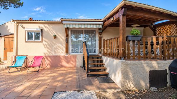 Au Camp du Castellet, dans une résidence sécurisée, Eden Park, découvrez cette habitation soigneusement réaménagée et particulièrement bien entretenue, offrant un cadre de vie agréable, calme et verdoyant.

L’intérieur propose une pièce de vie lumineuse, prolongée par une cuisine fonctionnelle et équipée, avec un accès direct vers les extérieurs.

La partie nuit se compose de deux chambrettes, dont l’une peut également être utilisée comme bureau ou chambre d’appoint selon les besoins.

Une salle d’eau rénovée avec douche et sèche-serviettes, ainsi qu’un WC indépendant, complètent l’ensemble.

À l’extérieur, la terrasse couverte d’environ 11 m², orientée sud-ouest, constitue un véritable prolongement de la pièce de vie. Elle offre un espace particulièrement agréable pour les repas et les moments de détente, tout en profitant pleinement de l’environnement extérieur.

La parcelle est plate, aménagée et facile d’entretien, avec différents espaces permettant de profiter agréablement des beaux jours.

Le bien dispose également de plusieurs solutions de rangement : un abri de jardin, un cabanon actuellement aménagé en buanderie, ainsi qu’un espace supplémentaire sous la terrasse.

Autre véritable atout : quatre possibilités de stationnement privatif, avec trois emplacements à l’extérieur et un emplacement supplémentaire à l’intérieur de la propriété.

L’habitation a bénéficié de nombreux travaux et améliorations, notamment climatisation réversible, double vitrage, volets roulants, parquet avec isolation thermique, salle d’eau et WC rénovés, chauffe-eau, ainsi qu’un escalier extérieur en bois sécurisé par une rambarde.

Côté performances énergétiques, le bien bénéficie d’un DPE classé C et d’émissions de gaz à effet de serre classées A.

La résidence Eden Park offre un environnement convivial et agréable, avec en saison estivale une piscine collective surveillée, un espace de restauration, ainsi qu’un terrain de pétanque et une aire de jeux sécurisée pour les enfants. Un arrêt de bus scolaire est situé à proximité immédiate.

L’emplacement permet enfin de profiter du cadre naturel du Castellet tout en restant proche du circuit Paul Ricard et du littoral : Saint-Cyr-sur-Mer, Bandol, Sanary-sur-Mer, La Ciotat ou encore Cassis.

Un bien fonctionnel, soigneusement entretenu, offrant de beaux espaces extérieurs, de nombreux rangements et quatre stationnements privatifs.