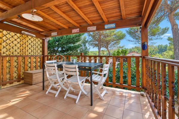 Au Camp du Castellet, dans une résidence sécurisée, Eden Park, découvrez cette habitation soigneusement réaménagée et particulièrement bien entretenue, offrant un cadre de vie agréable, calme et verdoyant.

L’intérieur propose une pièce de vie lumineuse, prolongée par une cuisine fonctionnelle et équipée, avec un accès direct vers les extérieurs.

La partie nuit se compose de deux chambrettes, dont l’une peut également être utilisée comme bureau ou chambre d’appoint selon les besoins.

Une salle d’eau rénovée avec douche et sèche-serviettes, ainsi qu’un WC indépendant, complètent l’ensemble.

À l’extérieur, la terrasse couverte d’environ 11 m², orientée sud-ouest, constitue un véritable prolongement de la pièce de vie. Elle offre un espace particulièrement agréable pour les repas et les moments de détente, tout en profitant pleinement de l’environnement extérieur.

La parcelle est plate, aménagée et facile d’entretien, avec différents espaces permettant de profiter agréablement des beaux jours.

Le bien dispose également de plusieurs solutions de rangement : un abri de jardin, un cabanon actuellement aménagé en buanderie, ainsi qu’un espace supplémentaire sous la terrasse.

Autre véritable atout : quatre possibilités de stationnement privatif, avec trois emplacements à l’extérieur et un emplacement supplémentaire à l’intérieur de la propriété.

L’habitation a bénéficié de nombreux travaux et améliorations, notamment climatisation réversible, double vitrage, volets roulants, parquet avec isolation thermique, salle d’eau et WC rénovés, chauffe-eau, ainsi qu’un escalier extérieur en bois sécurisé par une rambarde.

Côté performances énergétiques, le bien bénéficie d’un DPE classé C et d’émissions de gaz à effet de serre classées A.

La résidence Eden Park offre un environnement convivial et agréable, avec en saison estivale une piscine collective surveillée, un espace de restauration, ainsi qu’un terrain de pétanque et une aire de jeux sécurisée pour les enfants. Un arrêt de bus scolaire est situé à proximité immédiate.

L’emplacement permet enfin de profiter du cadre naturel du Castellet tout en restant proche du circuit Paul Ricard et du littoral : Saint-Cyr-sur-Mer, Bandol, Sanary-sur-Mer, La Ciotat ou encore Cassis.

Un bien fonctionnel, soigneusement entretenu, offrant de beaux espaces extérieurs, de nombreux rangements et quatre stationnements privatifs.