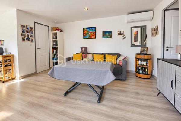 Au Camp du Castellet, dans une résidence sécurisée, Eden Park, découvrez cette habitation soigneusement réaménagée et particulièrement bien entretenue, offrant un cadre de vie agréable, calme et verdoyant.

L’intérieur propose une pièce de vie lumineuse, prolongée par une cuisine fonctionnelle et équipée, avec un accès direct vers les extérieurs.

La partie nuit se compose de deux chambrettes, dont l’une peut également être utilisée comme bureau ou chambre d’appoint selon les besoins.

Une salle d’eau rénovée avec douche et sèche-serviettes, ainsi qu’un WC indépendant, complètent l’ensemble.

À l’extérieur, la terrasse couverte d’environ 11 m², orientée sud-ouest, constitue un véritable prolongement de la pièce de vie. Elle offre un espace particulièrement agréable pour les repas et les moments de détente, tout en profitant pleinement de l’environnement extérieur.

La parcelle est plate, aménagée et facile d’entretien, avec différents espaces permettant de profiter agréablement des beaux jours.

Le bien dispose également de plusieurs solutions de rangement : un abri de jardin, un cabanon actuellement aménagé en buanderie, ainsi qu’un espace supplémentaire sous la terrasse.

Autre véritable atout : quatre possibilités de stationnement privatif, avec trois emplacements à l’extérieur et un emplacement supplémentaire à l’intérieur de la propriété.

L’habitation a bénéficié de nombreux travaux et améliorations, notamment climatisation réversible, double vitrage, volets roulants, parquet avec isolation thermique, salle d’eau et WC rénovés, chauffe-eau, ainsi qu’un escalier extérieur en bois sécurisé par une rambarde.

Côté performances énergétiques, le bien bénéficie d’un DPE classé C et d’émissions de gaz à effet de serre classées A.

La résidence Eden Park offre un environnement convivial et agréable, avec en saison estivale une piscine collective surveillée, un espace de restauration, ainsi qu’un terrain de pétanque et une aire de jeux sécurisée pour les enfants. Un arrêt de bus scolaire est situé à proximité immédiate.

L’emplacement permet enfin de profiter du cadre naturel du Castellet tout en restant proche du circuit Paul Ricard et du littoral : Saint-Cyr-sur-Mer, Bandol, Sanary-sur-Mer, La Ciotat ou encore Cassis.

Un bien fonctionnel, soigneusement entretenu, offrant de beaux espaces extérieurs, de nombreux rangements et quatre stationnements privatifs.