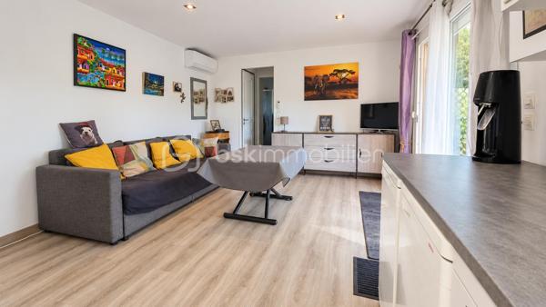 Au Camp du Castellet, dans une résidence sécurisée, Eden Park, découvrez cette habitation soigneusement réaménagée et particulièrement bien entretenue, offrant un cadre de vie agréable, calme et verdoyant.

L’intérieur propose une pièce de vie lumineuse, prolongée par une cuisine fonctionnelle et équipée, avec un accès direct vers les extérieurs.

La partie nuit se compose de deux chambrettes, dont l’une peut également être utilisée comme bureau ou chambre d’appoint selon les besoins.

Une salle d’eau rénovée avec douche et sèche-serviettes, ainsi qu’un WC indépendant, complètent l’ensemble.

À l’extérieur, la terrasse couverte d’environ 11 m², orientée sud-ouest, constitue un véritable prolongement de la pièce de vie. Elle offre un espace particulièrement agréable pour les repas et les moments de détente, tout en profitant pleinement de l’environnement extérieur.

La parcelle est plate, aménagée et facile d’entretien, avec différents espaces permettant de profiter agréablement des beaux jours.

Le bien dispose également de plusieurs solutions de rangement : un abri de jardin, un cabanon actuellement aménagé en buanderie, ainsi qu’un espace supplémentaire sous la terrasse.

Autre véritable atout : quatre possibilités de stationnement privatif, avec trois emplacements à l’extérieur et un emplacement supplémentaire à l’intérieur de la propriété.

L’habitation a bénéficié de nombreux travaux et améliorations, notamment climatisation réversible, double vitrage, volets roulants, parquet avec isolation thermique, salle d’eau et WC rénovés, chauffe-eau, ainsi qu’un escalier extérieur en bois sécurisé par une rambarde.

Côté performances énergétiques, le bien bénéficie d’un DPE classé C et d’émissions de gaz à effet de serre classées A.

La résidence Eden Park offre un environnement convivial et agréable, avec en saison estivale une piscine collective surveillée, un espace de restauration, ainsi qu’un terrain de pétanque et une aire de jeux sécurisée pour les enfants. Un arrêt de bus scolaire est situé à proximité immédiate.

L’emplacement permet enfin de profiter du cadre naturel du Castellet tout en restant proche du circuit Paul Ricard et du littoral : Saint-Cyr-sur-Mer, Bandol, Sanary-sur-Mer, La Ciotat ou encore Cassis.

Un bien fonctionnel, soigneusement entretenu, offrant de beaux espaces extérieurs, de nombreux rangements et quatre stationnements privatifs.