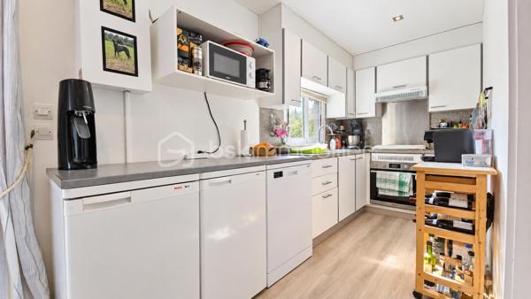 Au Camp du Castellet, dans une résidence sécurisée, Eden Park, découvrez cette habitation soigneusement réaménagée et particulièrement bien entretenue, offrant un cadre de vie agréable, calme et verdoyant.

L’intérieur propose une pièce de vie lumineuse, prolongée par une cuisine fonctionnelle et équipée, avec un accès direct vers les extérieurs.

La partie nuit se compose de deux chambrettes, dont l’une peut également être utilisée comme bureau ou chambre d’appoint selon les besoins.

Une salle d’eau rénovée avec douche et sèche-serviettes, ainsi qu’un WC indépendant, complètent l’ensemble.

À l’extérieur, la terrasse couverte d’environ 11 m², orientée sud-ouest, constitue un véritable prolongement de la pièce de vie. Elle offre un espace particulièrement agréable pour les repas et les moments de détente, tout en profitant pleinement de l’environnement extérieur.

La parcelle est plate, aménagée et facile d’entretien, avec différents espaces permettant de profiter agréablement des beaux jours.

Le bien dispose également de plusieurs solutions de rangement : un abri de jardin, un cabanon actuellement aménagé en buanderie, ainsi qu’un espace supplémentaire sous la terrasse.

Autre véritable atout : quatre possibilités de stationnement privatif, avec trois emplacements à l’extérieur et un emplacement supplémentaire à l’intérieur de la propriété.

L’habitation a bénéficié de nombreux travaux et améliorations, notamment climatisation réversible, double vitrage, volets roulants, parquet avec isolation thermique, salle d’eau et WC rénovés, chauffe-eau, ainsi qu’un escalier extérieur en bois sécurisé par une rambarde.

Côté performances énergétiques, le bien bénéficie d’un DPE classé C et d’émissions de gaz à effet de serre classées A.

La résidence Eden Park offre un environnement convivial et agréable, avec en saison estivale une piscine collective surveillée, un espace de restauration, ainsi qu’un terrain de pétanque et une aire de jeux sécurisée pour les enfants. Un arrêt de bus scolaire est situé à proximité immédiate.

L’emplacement permet enfin de profiter du cadre naturel du Castellet tout en restant proche du circuit Paul Ricard et du littoral : Saint-Cyr-sur-Mer, Bandol, Sanary-sur-Mer, La Ciotat ou encore Cassis.

Un bien fonctionnel, soigneusement entretenu, offrant de beaux espaces extérieurs, de nombreux rangements et quatre stationnements privatifs.