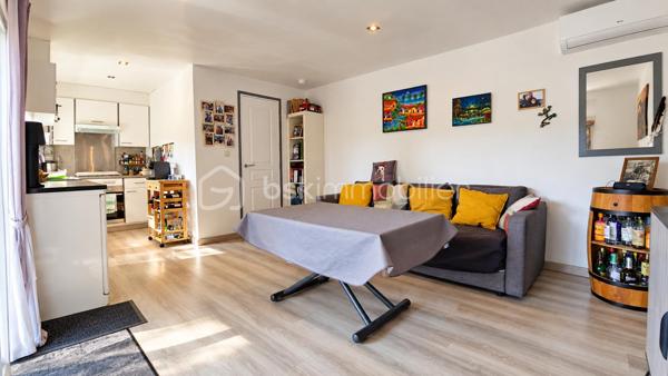 Au Camp du Castellet, dans une résidence sécurisée, Eden Park, découvrez cette habitation soigneusement réaménagée et particulièrement bien entretenue, offrant un cadre de vie agréable, calme et verdoyant.

L’intérieur propose une pièce de vie lumineuse, prolongée par une cuisine fonctionnelle et équipée, avec un accès direct vers les extérieurs.

La partie nuit se compose de deux chambrettes, dont l’une peut également être utilisée comme bureau ou chambre d’appoint selon les besoins.

Une salle d’eau rénovée avec douche et sèche-serviettes, ainsi qu’un WC indépendant, complètent l’ensemble.

À l’extérieur, la terrasse couverte d’environ 11 m², orientée sud-ouest, constitue un véritable prolongement de la pièce de vie. Elle offre un espace particulièrement agréable pour les repas et les moments de détente, tout en profitant pleinement de l’environnement extérieur.

La parcelle est plate, aménagée et facile d’entretien, avec différents espaces permettant de profiter agréablement des beaux jours.

Le bien dispose également de plusieurs solutions de rangement : un abri de jardin, un cabanon actuellement aménagé en buanderie, ainsi qu’un espace supplémentaire sous la terrasse.

Autre véritable atout : quatre possibilités de stationnement privatif, avec trois emplacements à l’extérieur et un emplacement supplémentaire à l’intérieur de la propriété.

L’habitation a bénéficié de nombreux travaux et améliorations, notamment climatisation réversible, double vitrage, volets roulants, parquet avec isolation thermique, salle d’eau et WC rénovés, chauffe-eau, ainsi qu’un escalier extérieur en bois sécurisé par une rambarde.

Côté performances énergétiques, le bien bénéficie d’un DPE classé C et d’émissions de gaz à effet de serre classées A.

La résidence Eden Park offre un environnement convivial et agréable, avec en saison estivale une piscine collective surveillée, un espace de restauration, ainsi qu’un terrain de pétanque et une aire de jeux sécurisée pour les enfants. Un arrêt de bus scolaire est situé à proximité immédiate.

L’emplacement permet enfin de profiter du cadre naturel du Castellet tout en restant proche du circuit Paul Ricard et du littoral : Saint-Cyr-sur-Mer, Bandol, Sanary-sur-Mer, La Ciotat ou encore Cassis.

Un bien fonctionnel, soigneusement entretenu, offrant de beaux espaces extérieurs, de nombreux rangements et quatre stationnements privatifs.