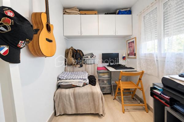 Au Camp du Castellet, dans une résidence sécurisée, Eden Park, découvrez cette habitation soigneusement réaménagée et particulièrement bien entretenue, offrant un cadre de vie agréable, calme et verdoyant.

L’intérieur propose une pièce de vie lumineuse, prolongée par une cuisine fonctionnelle et équipée, avec un accès direct vers les extérieurs.

La partie nuit se compose de deux chambrettes, dont l’une peut également être utilisée comme bureau ou chambre d’appoint selon les besoins.

Une salle d’eau rénovée avec douche et sèche-serviettes, ainsi qu’un WC indépendant, complètent l’ensemble.

À l’extérieur, la terrasse couverte d’environ 11 m², orientée sud-ouest, constitue un véritable prolongement de la pièce de vie. Elle offre un espace particulièrement agréable pour les repas et les moments de détente, tout en profitant pleinement de l’environnement extérieur.

La parcelle est plate, aménagée et facile d’entretien, avec différents espaces permettant de profiter agréablement des beaux jours.

Le bien dispose également de plusieurs solutions de rangement : un abri de jardin, un cabanon actuellement aménagé en buanderie, ainsi qu’un espace supplémentaire sous la terrasse.

Autre véritable atout : quatre possibilités de stationnement privatif, avec trois emplacements à l’extérieur et un emplacement supplémentaire à l’intérieur de la propriété.

L’habitation a bénéficié de nombreux travaux et améliorations, notamment climatisation réversible, double vitrage, volets roulants, parquet avec isolation thermique, salle d’eau et WC rénovés, chauffe-eau, ainsi qu’un escalier extérieur en bois sécurisé par une rambarde.

Côté performances énergétiques, le bien bénéficie d’un DPE classé C et d’émissions de gaz à effet de serre classées A.

La résidence Eden Park offre un environnement convivial et agréable, avec en saison estivale une piscine collective surveillée, un espace de restauration, ainsi qu’un terrain de pétanque et une aire de jeux sécurisée pour les enfants. Un arrêt de bus scolaire est situé à proximité immédiate.

L’emplacement permet enfin de profiter du cadre naturel du Castellet tout en restant proche du circuit Paul Ricard et du littoral : Saint-Cyr-sur-Mer, Bandol, Sanary-sur-Mer, La Ciotat ou encore Cassis.

Un bien fonctionnel, soigneusement entretenu, offrant de beaux espaces extérieurs, de nombreux rangements et quatre stationnements privatifs.