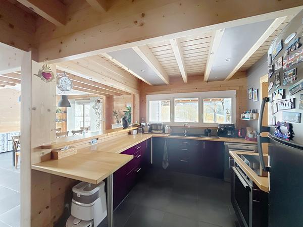 EXCLUSIVITE ! Yssingeaux Maison en madrier sur plus de 3900 m2 de terrain