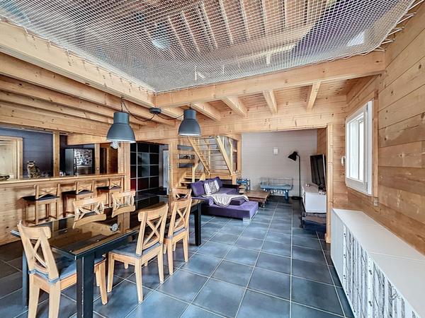 EXCLUSIVITE ! Yssingeaux Maison en madrier sur plus de 3900 m2 de terrain