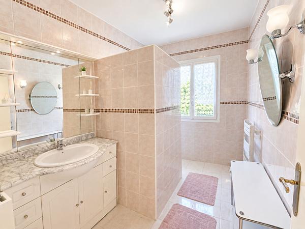 Maison familiale sur sous sol complet - 8 pièces 189 m²