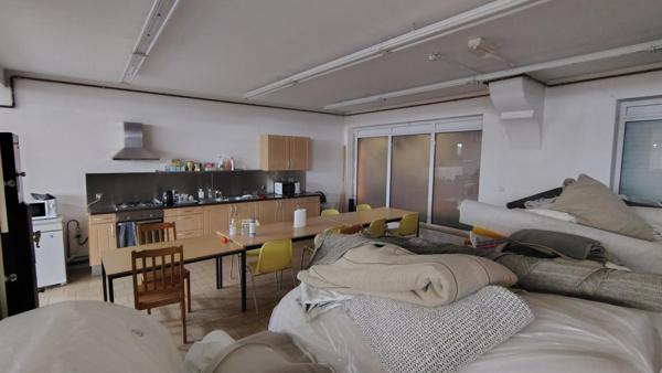 Bâtiment de 1000 m², open space, bureau, stockage, quai de déchargement, parking sécurisé.