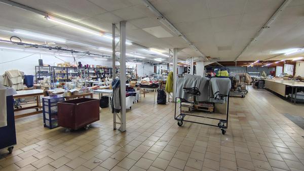 Bâtiment de 1000 m², open space, bureau, stockage, quai de déchargement, parking sécurisé.