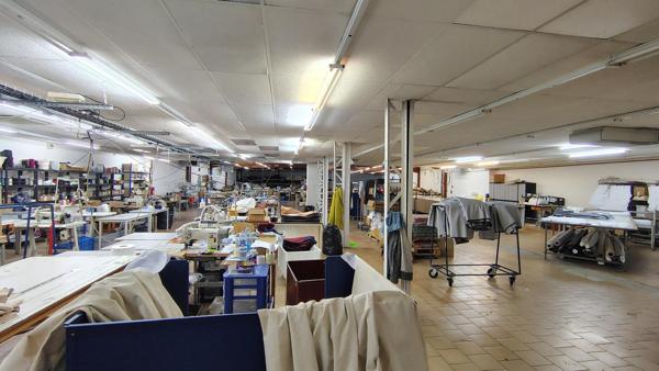 Bâtiment de 1000 m², open space, bureau, stockage, quai de déchargement, parking sécurisé.