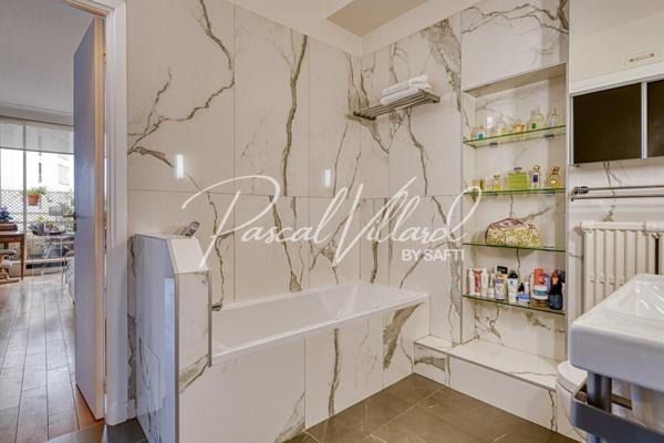 Appartement familial traversant en étage élevé avec 2 balcons dans une résidence sécurisée à Auteuil nord, Paris 16.