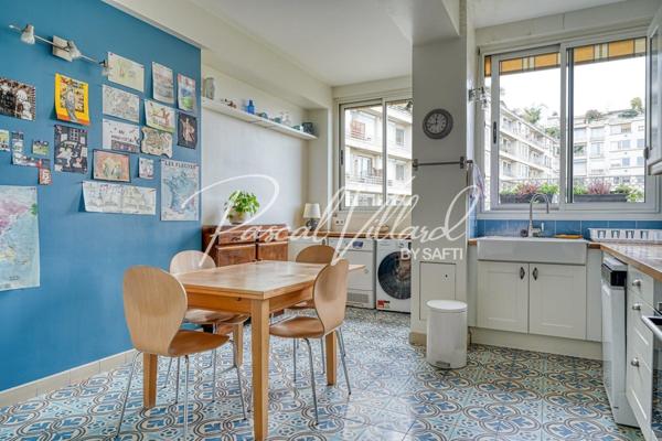 Appartement familial traversant en étage élevé avec 2 balcons dans une résidence sécurisée à Auteuil nord, Paris 16.