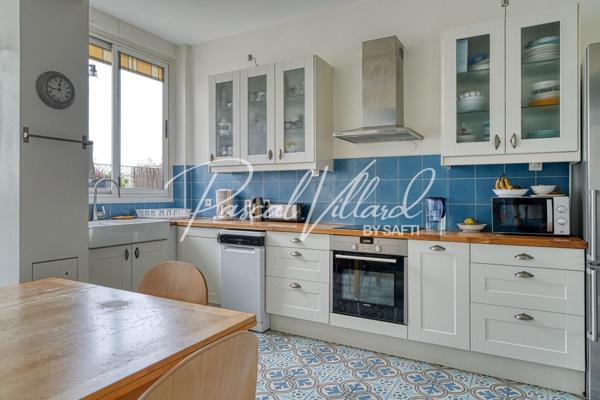 Appartement familial traversant en étage élevé avec 2 balcons dans une résidence sécurisée à Auteuil nord, Paris 16.