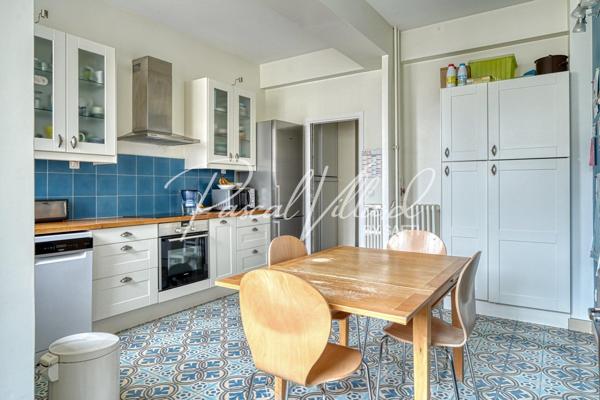 Appartement familial traversant en étage élevé avec 2 balcons dans une résidence sécurisée à Auteuil nord, Paris 16.