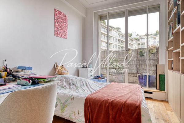 Appartement familial traversant en étage élevé avec 2 balcons dans une résidence sécurisée à Auteuil nord, Paris 16.