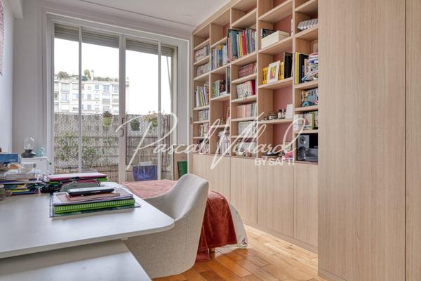 Appartement familial traversant en étage élevé avec 2 balcons dans une résidence sécurisée à Auteuil nord, Paris 16.