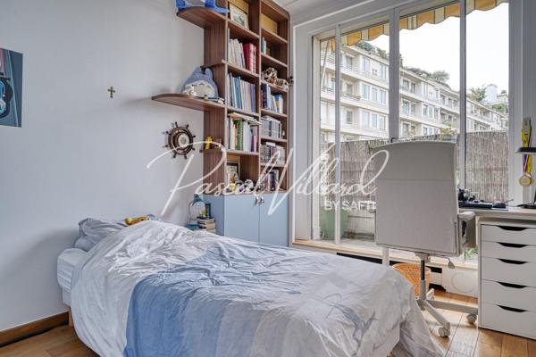 Appartement familial traversant en étage élevé avec 2 balcons dans une résidence sécurisée à Auteuil nord, Paris 16.