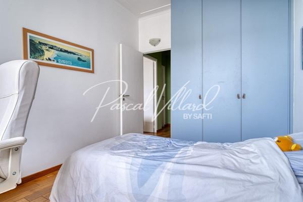 Appartement familial traversant en étage élevé avec 2 balcons dans une résidence sécurisée à Auteuil nord, Paris 16.