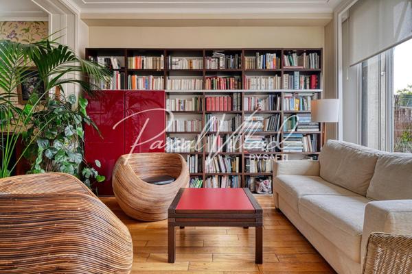 Appartement familial traversant en étage élevé avec 2 balcons dans une résidence sécurisée à Auteuil nord, Paris 16.