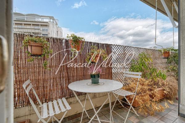 Appartement familial traversant en étage élevé avec 2 balcons dans une résidence sécurisée à Auteuil nord, Paris 16.