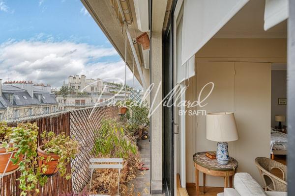 Appartement familial traversant en étage élevé avec 2 balcons dans une résidence sécurisée à Auteuil nord, Paris 16.