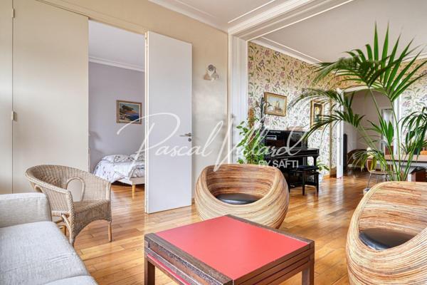 Appartement familial traversant en étage élevé avec 2 balcons dans une résidence sécurisée à Auteuil nord, Paris 16.