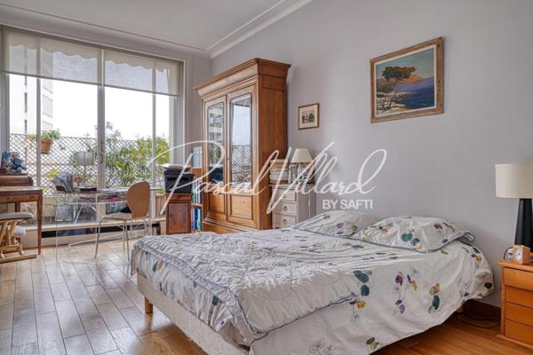 Appartement familial traversant en étage élevé avec 2 balcons dans une résidence sécurisée à Auteuil nord, Paris 16.