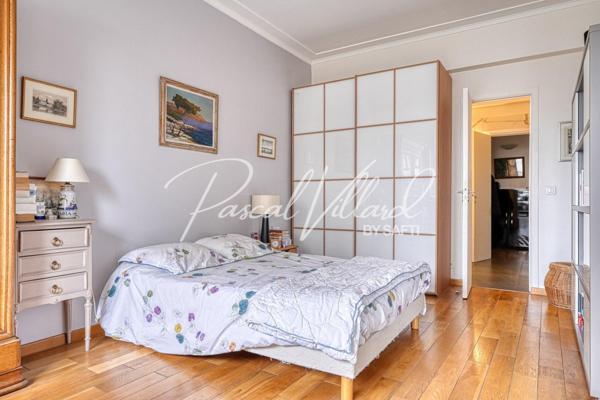 Appartement familial traversant en étage élevé avec 2 balcons dans une résidence sécurisée à Auteuil nord, Paris 16.