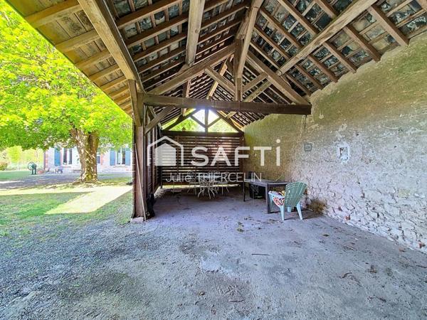 Beaucoup de cachet pour cette maison avec dépendances