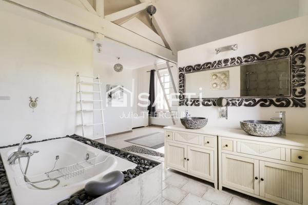 Beaucoup de cachet pour cette maison avec dépendances