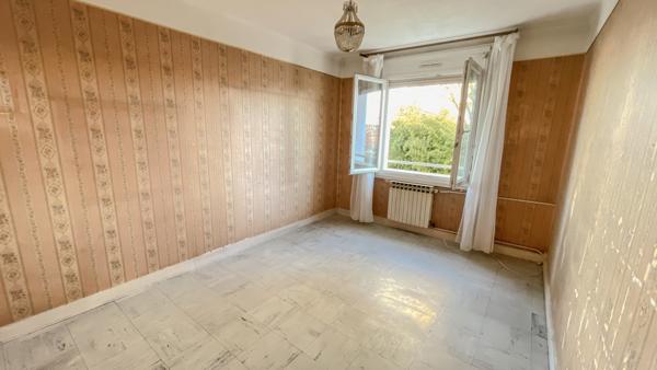 Houilles (78800) Houilles, rue de la Paix, 4 pièces de 68 m² à rénover, 2/3 chambres, cave et box