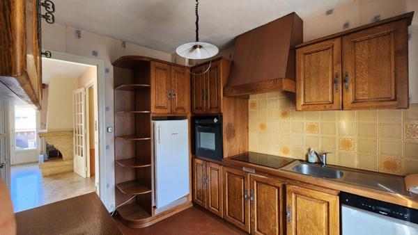 Maison T5+1 entretenue, garage camping-car, "suite parental" de plain-pied et extérieur facile à vivre : un bien rare poche du village !