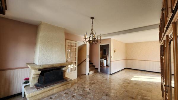 Maison T5+1 entretenue, garage camping-car, "suite parental" de plain-pied et extérieur facile à vivre : un bien rare poche du village !