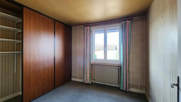 Maison T5+1 entretenue, garage camping-car, "suite parental" de plain-pied et extérieur facile à vivre : un bien rare poche du village !