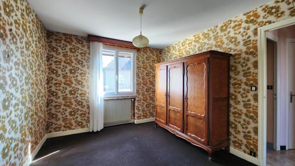 Maison T5+1 entretenue, garage camping-car, "suite parental" de plain-pied et extérieur facile à vivre : un bien rare poche du village !